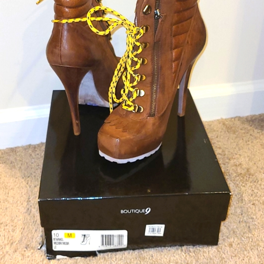 Boutique 9 lace up bootie size 10